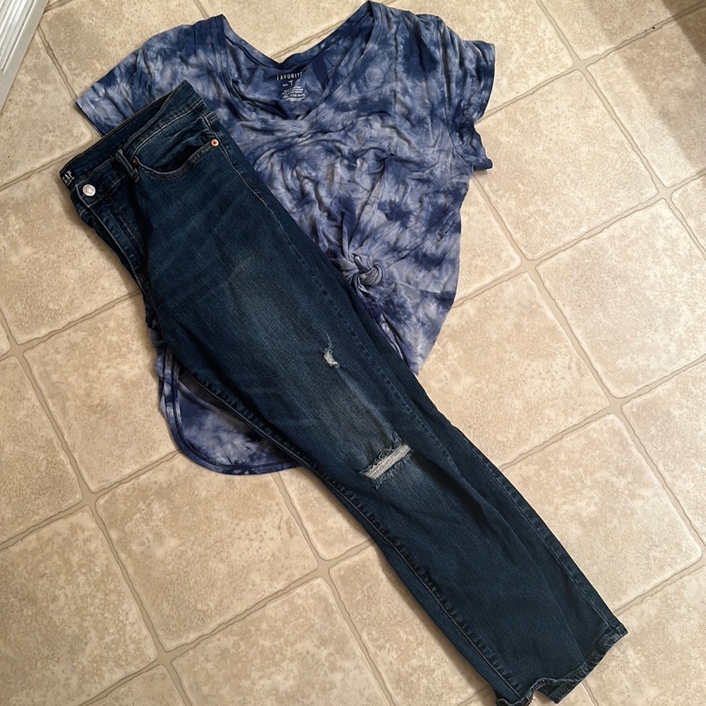 Gap distressed True Skinny jeans. 33R. EUC.